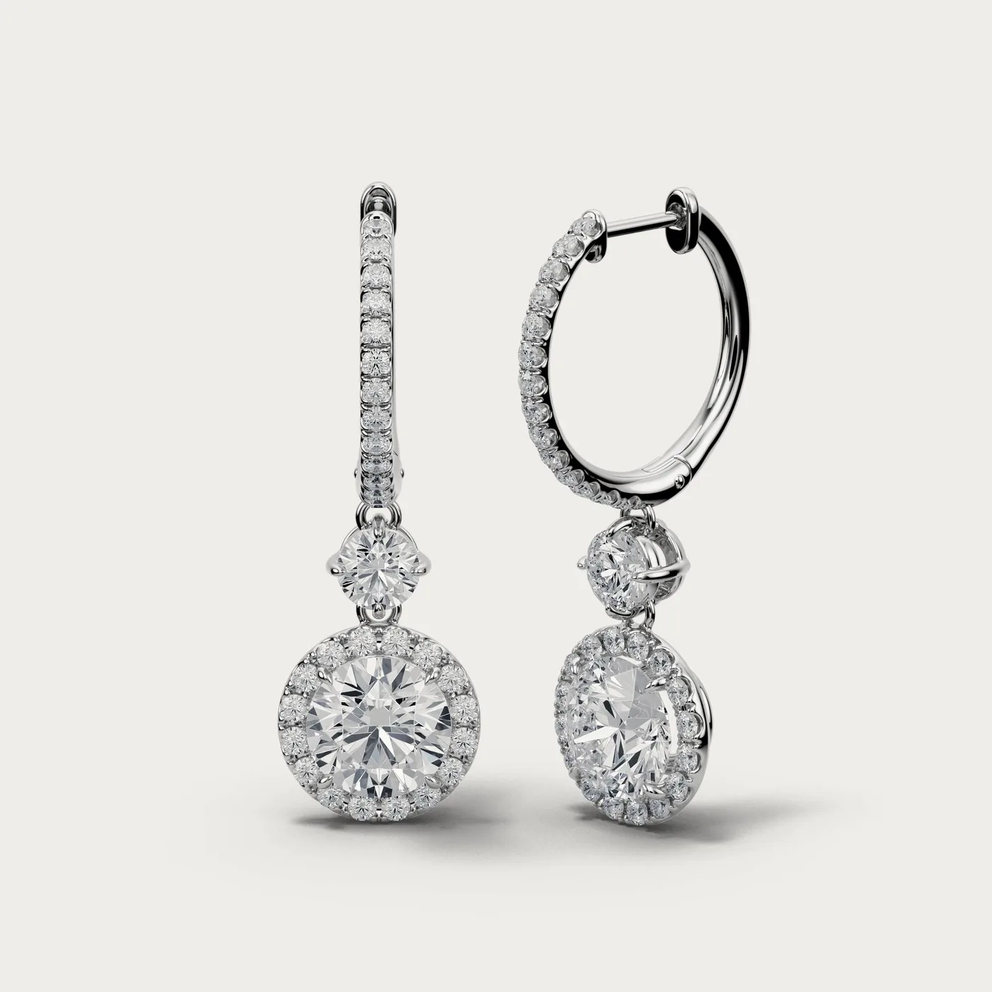 Chlow, round in white gold, three-quarter view