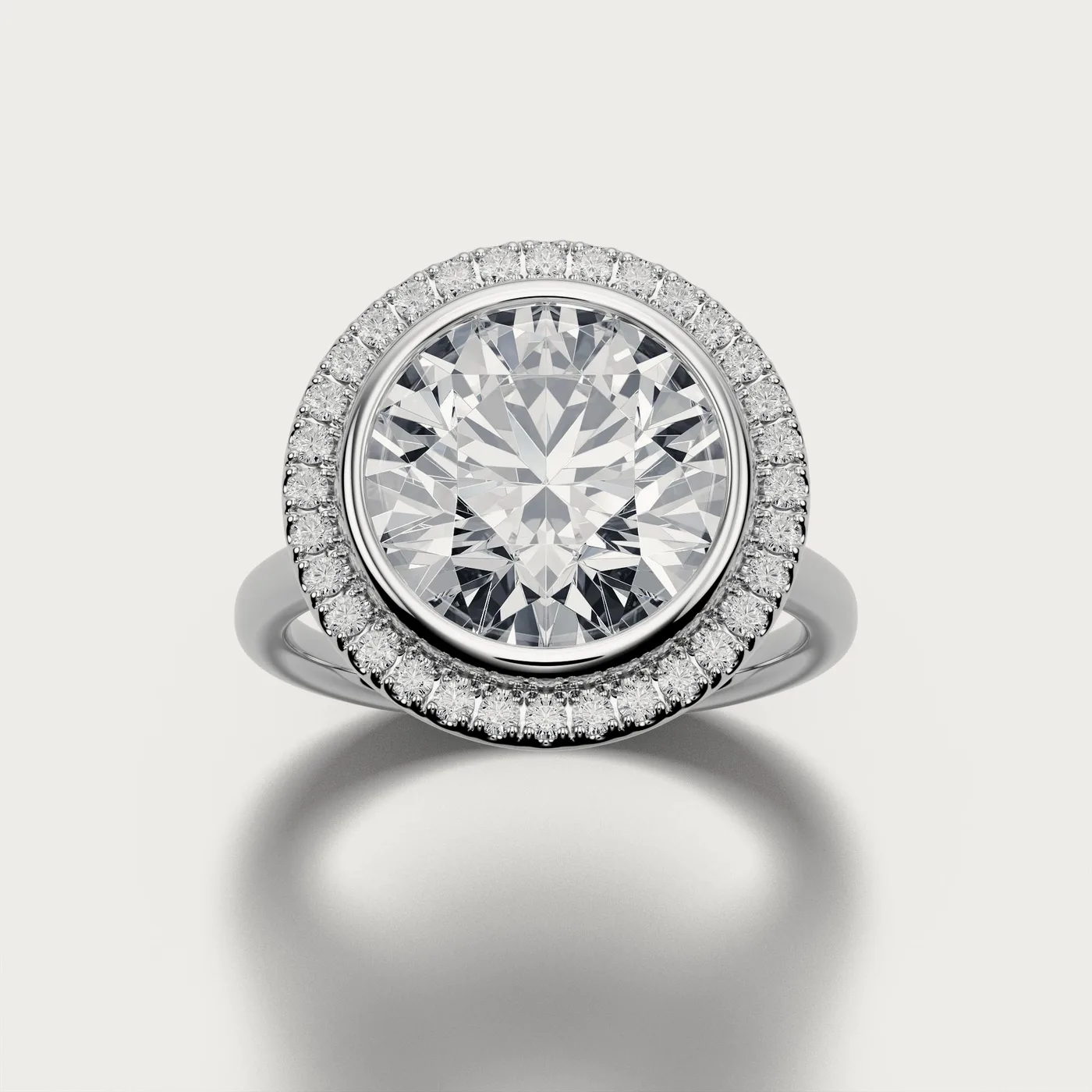 Kisahalo, round in white gold, three-quarter view