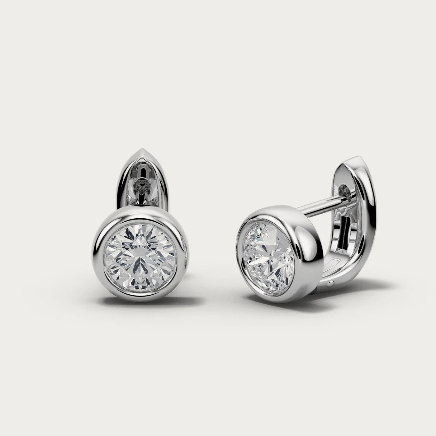 Low, round in white gold, three-quarter view