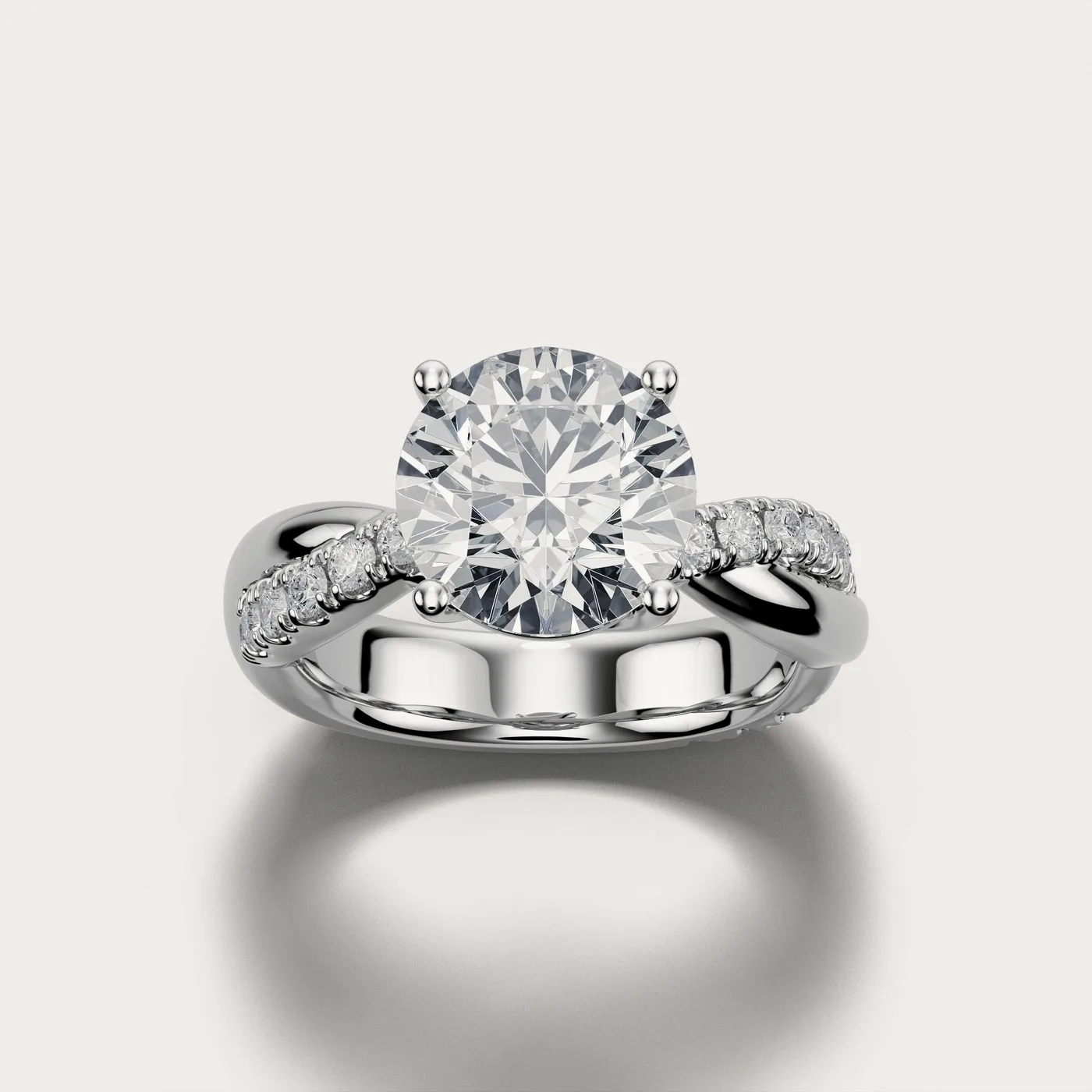 Oriented, round in white gold, three-quarter view