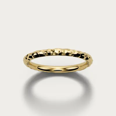 Hammered Band in yellow gold